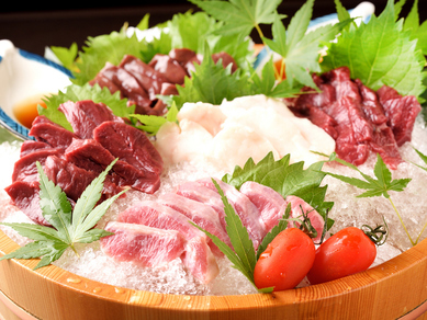 5点盛り! 桜肉の美味しさをそのまま味わえる『馬刺し 特盛り合わせ』