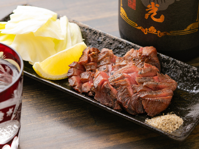 特製ブレンドのスパイス塩がおいしい! やわらか食感の『厚切りタン』