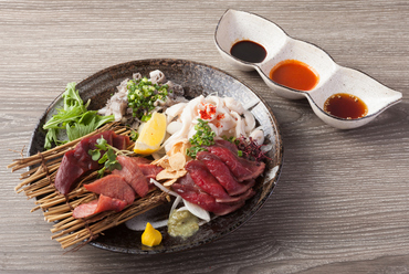 こだわりの仕入れにより新鮮な牛ホルモンを満喫できる『刺身盛り合わせ』