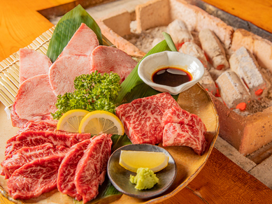 厳選した肉の部位を日替わりで味わう『店主のオススメ3種盛』