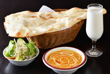 初めて訪れる人にも親しまれている、ポピュラーな『チキンカレー(ワンカレーセット)』
