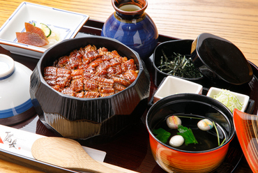 鰻専門店だからこそできる、鰻を主役にしたさっぱりサラダの『うなサラダ』