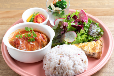 おいしくヘルシーに! 大満足の週替わりランチプレート『J’s Lunch』