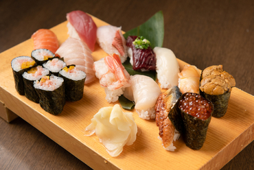 こだわりの鮮魚を寿司で満喫。お酒と一緒に気軽につまめる『おまかせ握り 特上まんげつ』