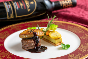 深みのある味わいに陶酔する『牛フィレ肉のポワレ』。特別な日にはグレードアップでオーダーしてみては
