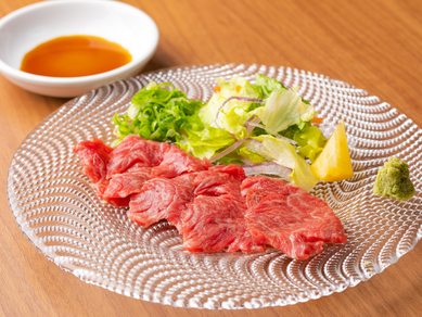 部位ごとの味わいを食べ比べ『本日の肉刺し』