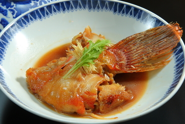 その日の鮮魚のカマを甘辛く煮込む、酒の肴にぴったりの一品『本日のアラの煮つけ』