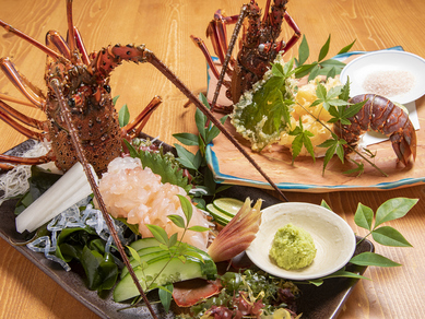これぞ旬の味!鮮度抜群の伊勢海老を、こだわりの醤油や塩でいただく『伊勢海老活造り』と『天ぷら』