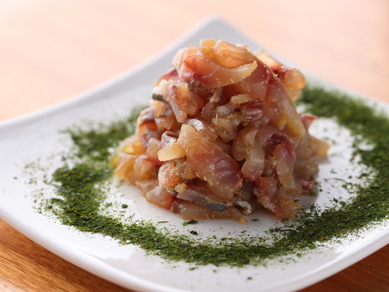 鯵の旨みをそのままに。お酒のおつまみにぴったりの『鯵のタタキ』