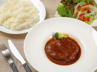 ボリューム満点の『煮込みハンバーグ』