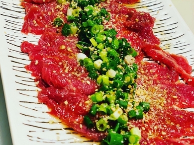 さっぱりとした味わいの中に、馬肉特有のほんのりとした甘みが堪能できる『赤身 馬刺』