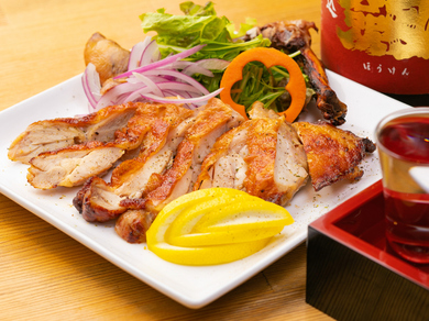 自家製ダレが味の決め手。香ばしくジューシーな『かどで流 鶏足一本炭火焼き』