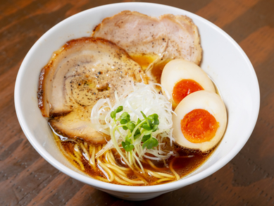 鶏ガラと和風だしの風味が香る、老若男女問わず人気の名物『中華そば』