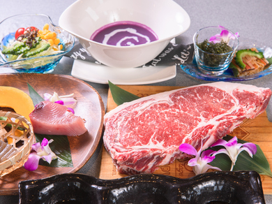 メインは、サシが適度に入ったサーロインを絶妙な焼き加減で仕上げる『鉄板焼き 国産牛サーロインコース』