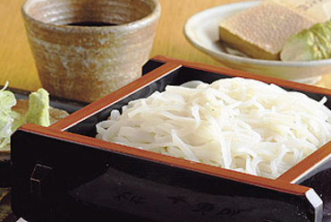 蕎麦の実の皮や外側を削った真っ白な『更科そば』は限定メニュー