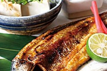 魚と小鉢がついただんさんセット850円。+100円でみそ汁が豚汁に