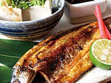 魚と小鉢がついただんさんセット850円。+100円でみそ汁が豚汁に
