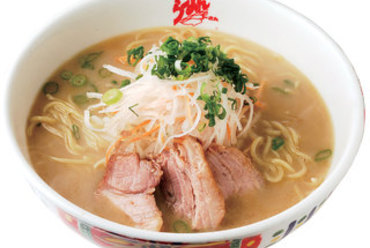 コーさんらーめん550円は千切りの大根と人参が山盛り