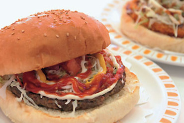 直径約15センチのジャンボチーズバーガー400円