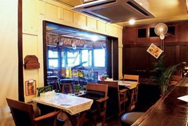沖縄のリゾートをイメージさせる店内