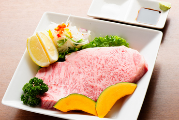 とろけるような食感の『サーロインステーキ』