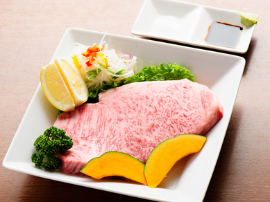 とろけるような食感の『サーロインステーキ』