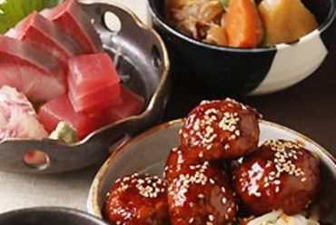 やじうま500円、肉だんご500円、お刺身盛り800円、肉じゃが400円