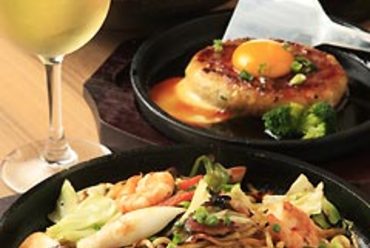 焼きそば980円、鉄板つくねハンバーグ680円など