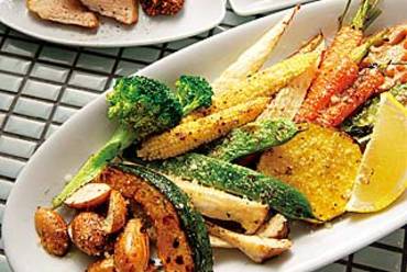 季節の野菜は粉チーズで。1品380円