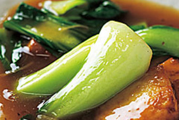 産地直送の新鮮野菜を使用した、豆腐と海鮮と青菜のうま煮900円