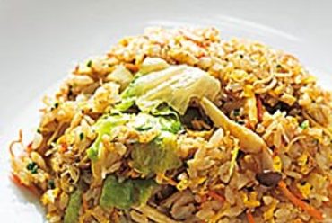 具沢山な野菜が、歯ごたえをプラス! かにチャーハン1200円