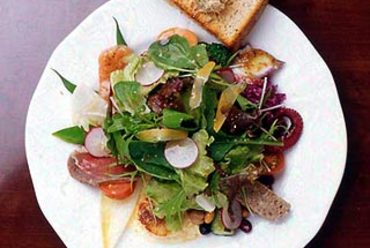 野菜の下に隠された魚介類や肉類を見つけるのは、とても楽しい