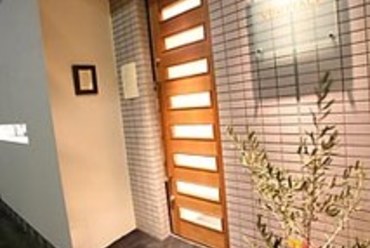 白を基調にしたモダンな造りの外観