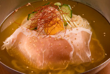 伝統の韓国冷麺。シジャン特製で味わい深く食べてみる価値あり
