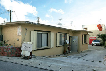 屋根の文字と入口の看板が目印