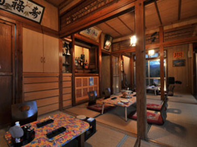 田舎のおばぁの家でくつろげるような店内