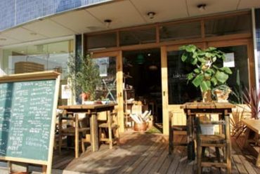オープンテラスの席もあり