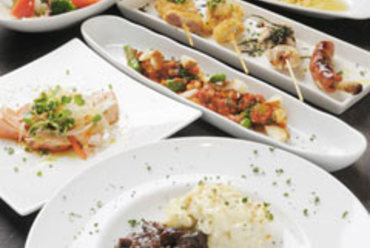 3500円のコース。和牛ホホ肉の赤ワイン煮など ※串物以外3人前