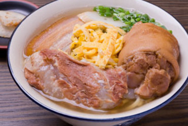 てびち、ソーキ、三枚肉が一度に味わえる