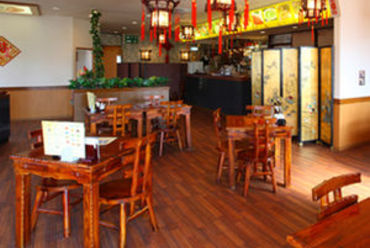 中国から輸入したインテリアで飾られた店内。