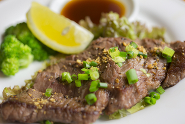 厚切り肉で食べ応えバツグン! 男女ともに支持率No.1の人気メニュー『牛ローススタミナステーキ』