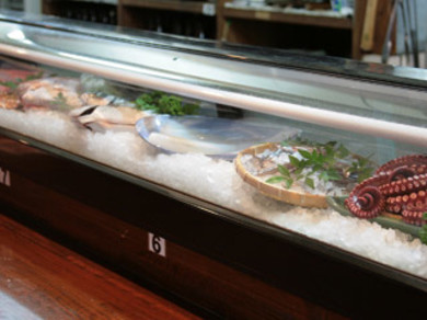その日に地元で捕れた魚介類がズラリ!