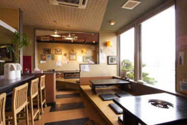 広い窓で解放感溢れる店内