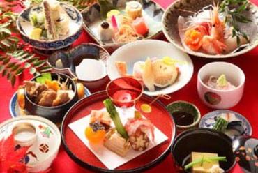 懐石料理(写真は8000円)