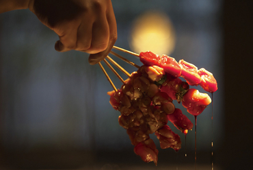 熟練者が炭火で焼き上げる。