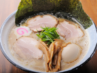 ふわりと感じる魚介系の香りに食欲も増します。『特製らーめん』