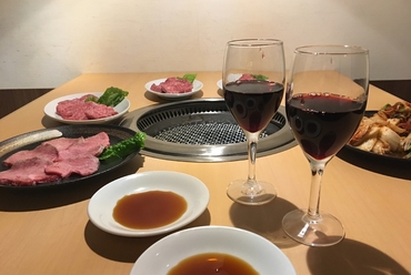 国産牛と黒毛和牛を低価格で提供。