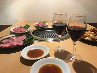 国産牛と黒毛和牛を低価格で提供。