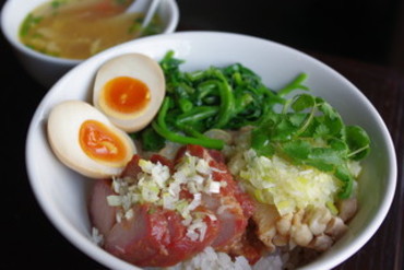 前菜メニューの大人気をご飯に乗せたランチ『ダブルのせごはん』