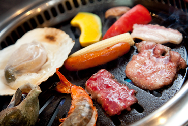 新鮮な魚介類、極上の肉、美味いビール